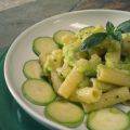 Rigatoni al pesto leggero di zucchine