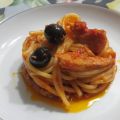 Spaghetti al sugo di tonno e olive nere