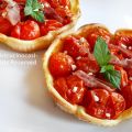 Crostatine con pomodorini ciliegini e pancetta