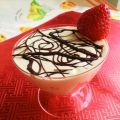 Dessert con noci, fragole e cioccolato fondente
