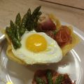 ASPARAGI CON UOVO FRITTO IN CESTINO DI[...]