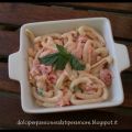 Insalata di pasta con salmone, pomodorini,[...]