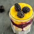 Smoothie con more, mango e latte di mandorla[...]