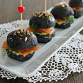 Mini burger al carbone vegetale con salmone[...]