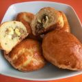 Pirozki con ripieno di carne di bovino, cipolle[...]