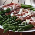 Asparagi verdi con speck e formaggio feta