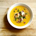 Crema di carote con capesante e erbe aromatiche