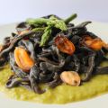 Fettuccine al nero di seppia con cozze e crema[...]