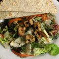 Insalata arcobaleno con tofu marinato e pita al[...]