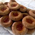 Biscotti con buco alla marmellata