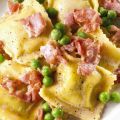 Ravioli di magro con prosciutto e piselli