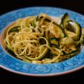Spaghetti di zucchine con pesto di spinaci