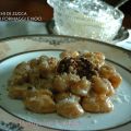 Gnocchi di zucca con crema ai formaggi e noci