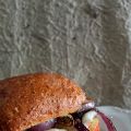 Panino affumicato con pancetta, mele e cipolle[...]