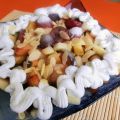 Insalata (dessert) di frutta con panna e vino[...]