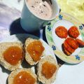 Colazione con pane brioches