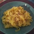 Tagliatelle all'uovo con tonno e porri