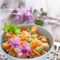 Insalata di miglio e verdure con fiori di malva