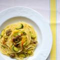 Spaghetti con zucchine, fiori e salsiccia