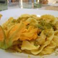 Tagliatelle allo zafferano con fiori di zucca e[...]
