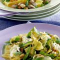 Farfalle con verdure e formaggio di capra