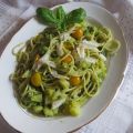 Pasta al pesto con pomodorini gialli