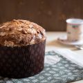 Panettone glassato con noci e mirtilli rossi