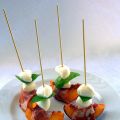 Spiedini con pesche , fiocco di prosciutto,[...]