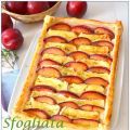 Sfogliata di prugne e brie al timo