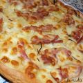 Pizza patate, cipolla e bacon