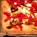 PIZZA CON VERDURE GRIGLIATE TAPENADE E FETA