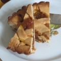 Crostata di amaretti e confettura di pesche