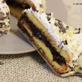 Torta al pan di spagna con cioccolato e panna
