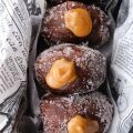 Bomboloni al cioccolato con crema al caramello[...]