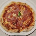 Pizza con prosciutto, burrata, rucola, olive[...]