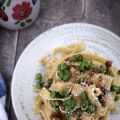 Tagliatelle frastagliate con piselli e salsiccia