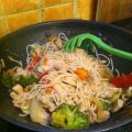Noodles con tacchino, verdure e salsa di soia