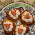 Cuori di pasta sfoglia con fragole e panna... e[...]