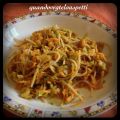 Spaghetti di riso saltati con le verdure