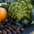 Broccolo romano con acciughe, arance e olive[...]