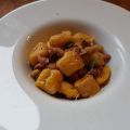 Gnocchi di zucca con ragù di guanciale e[...]