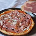 Pizza alla crema di Parmigiano con prosciutto[...]