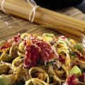 Pasta con polpa di granchio e avocado