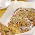 Cake allo yogurt con crosta di noci e pistacchi