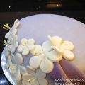 Torta con fiori e drappeggi.. Tanti auguri a[...]