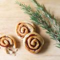 Spirali di focaccia al salame piccante e cipolle