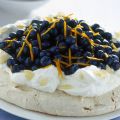 Pavlova ripiena di mirtilli