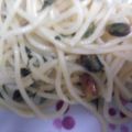 SPAGHETTI ERBE AROMATICHE E PISTACCHI