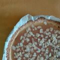Crostata fondente, caramello salato e mandorle