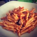 Pasta con pomodoro, olive nere e feta